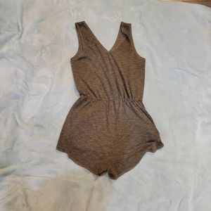 ✨️3 for $15✨️ Eclipse romper v-neck with pockets size medium in forest green